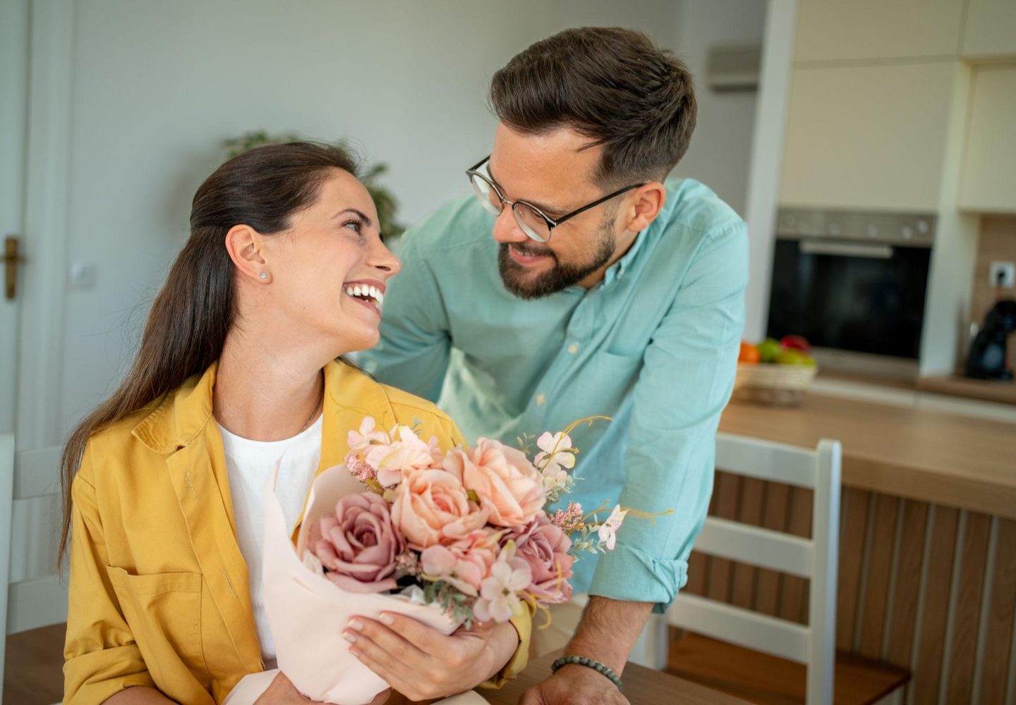 Romantic flower bouquet and cake delivery surprise by CountryFlora for same-day and midnight gifting in India