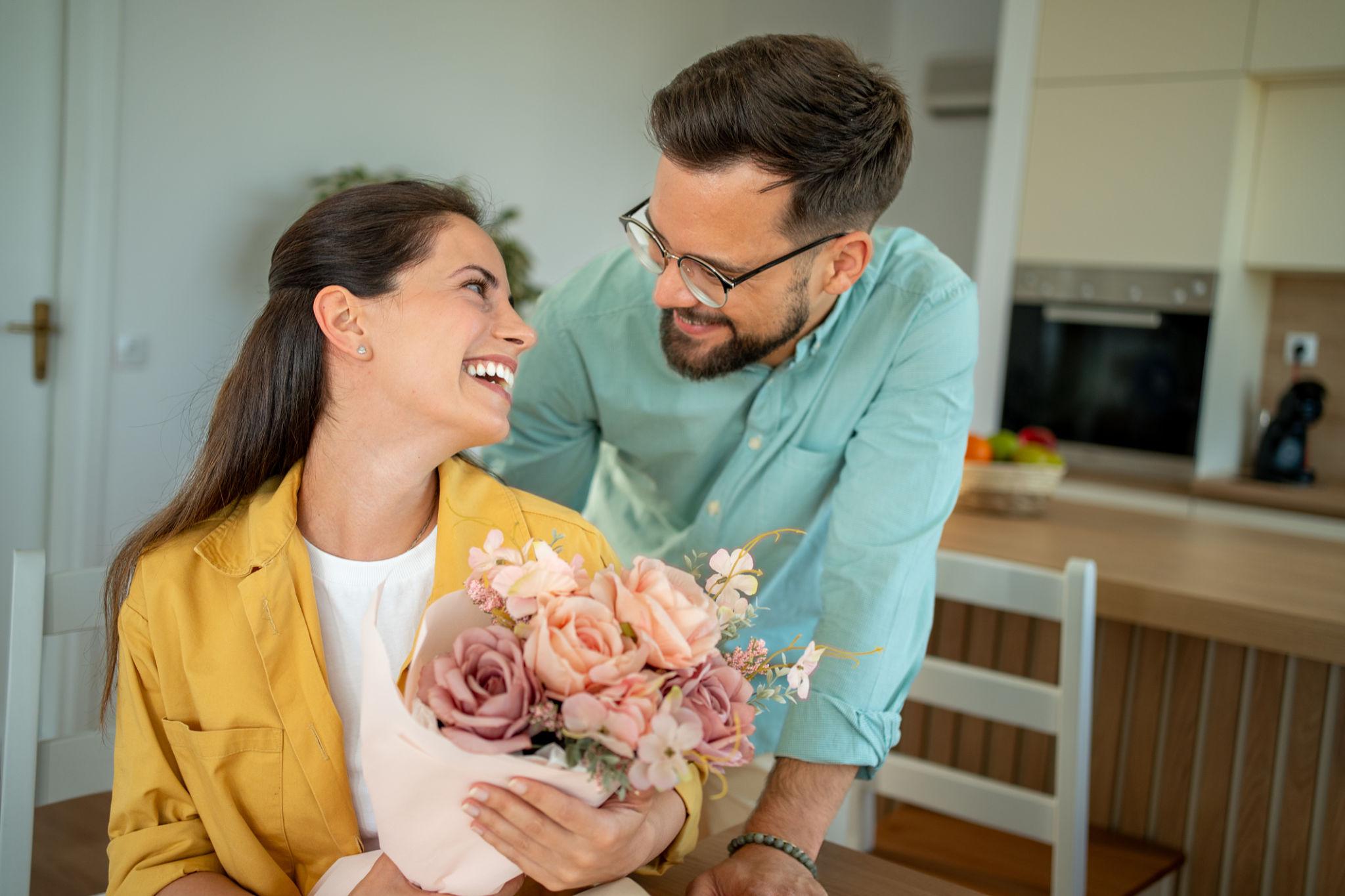 Romantic flower bouquet and cake delivery surprise by CountryFlora for same-day and midnight gifting in India